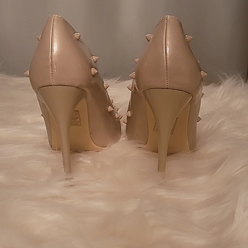 New size 6.5 beige heel with spikes - Picture 3 of 4